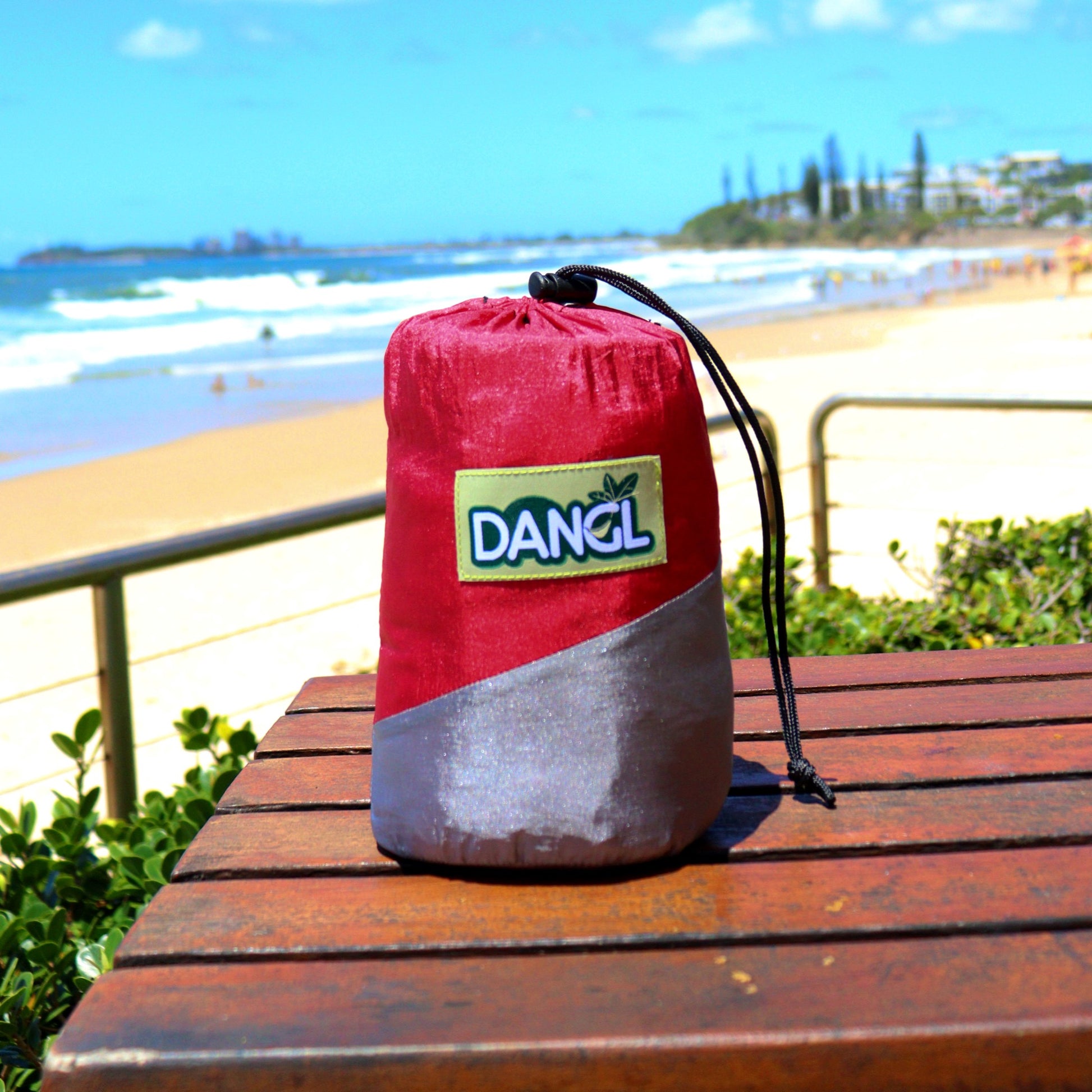 DANGL Roamer in red, compact and closed design, perfect for on-the-go convenience and outdoor adventures.